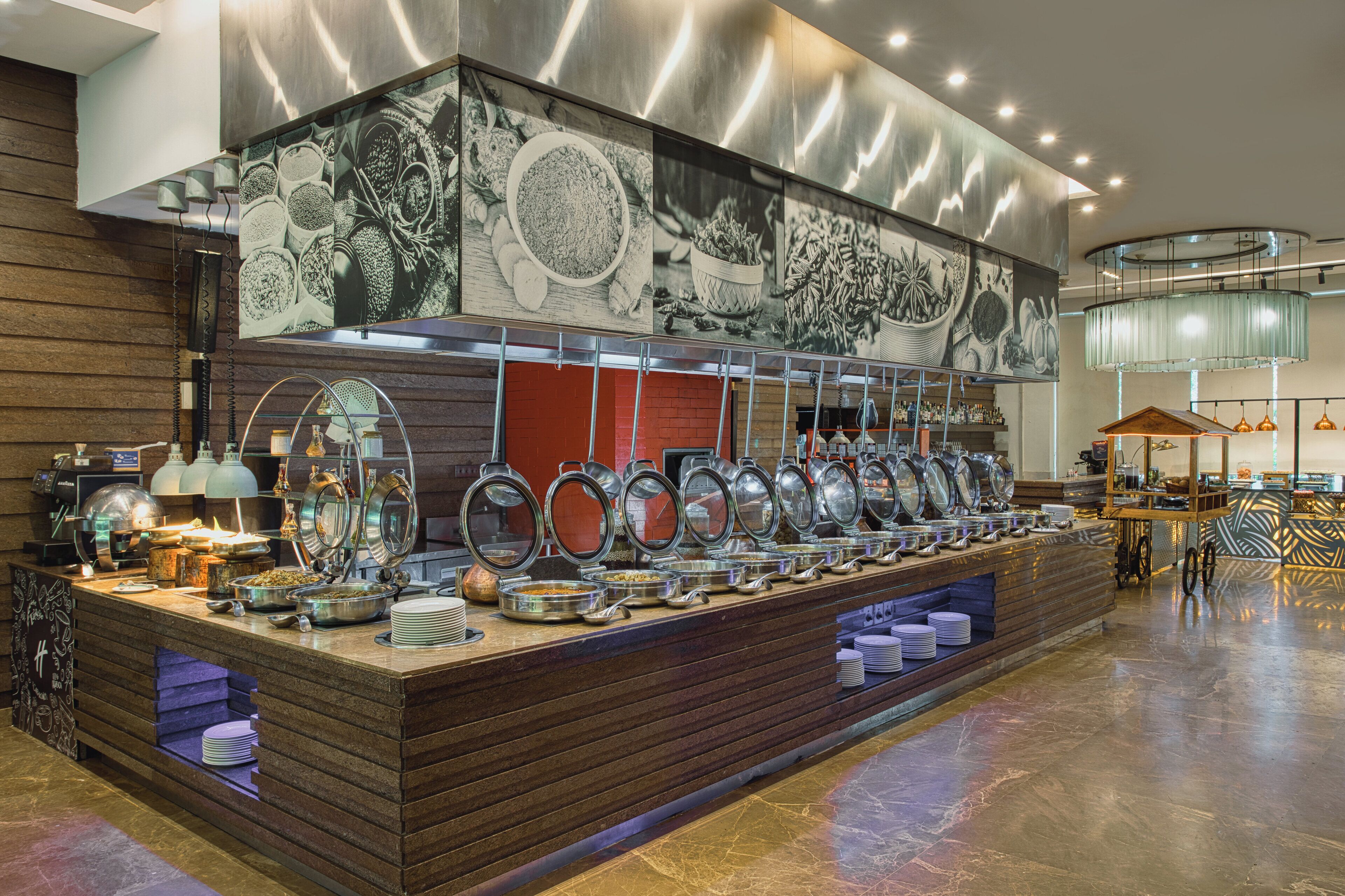 3 restaurants, breakfast, lunch, dinner served; international cuisine