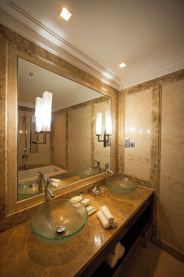 1 bedroom, premium bedding, minibar, in-room safe