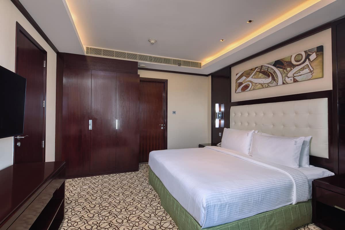1 kamar tidur, seprai premium, minibar, dan brankas