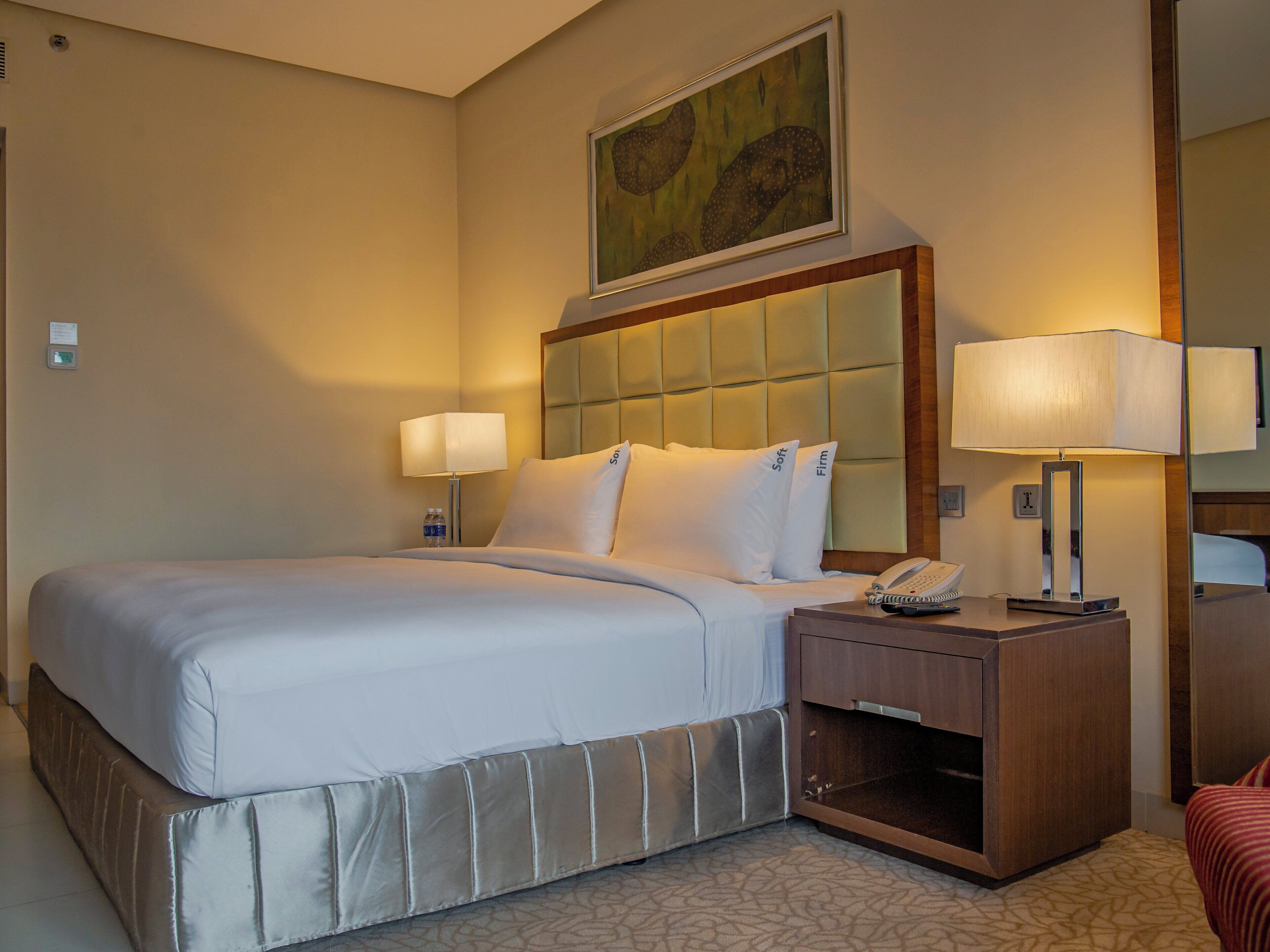 Kamer, 1 kingsize bed, toegankelijk voor mindervaliden | 1 slaapkamer, luxe beddengoed, een minibar, een kluis op de kamer