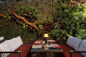 3 restaurants; breakfast, lunch, dinner, and brunch served - Holiday Inn Cochin by IHG (Kanayannur)