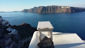 Traditional Suite | Breakfast area - Fotinos Houses (Santorini)