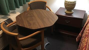 Room, 1 King Bed | In-room safe, free WiFi, bed sheets