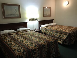 Double Room | Living area - Deluxe Inn (Redding)