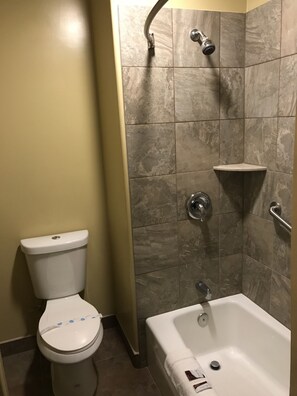 Rainfall showerhead, free toiletries, towels - Deluxe Inn (Redding)