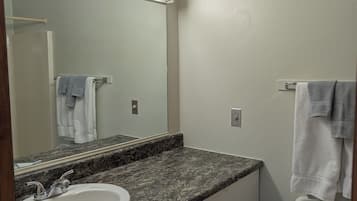 Habitación Premium doble, 2 camas de matrimonio | Baño | Ducha y bañera combinadas y artículos de higiene personal gratuitos