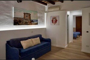 Suite Superior | Area soggiorno | TV LCD 32 pollici con canali digitali, TV