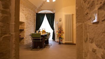 Suite | Minibar, free WiFi, bed sheets
