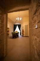 Minibar, wifi gratis y ropa de cama