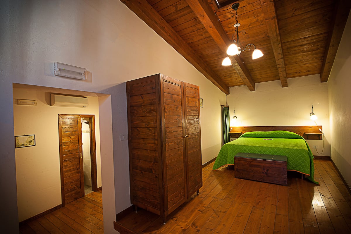 Habitación triple clásica | Minibar, wifi gratis y ropa de cama 
