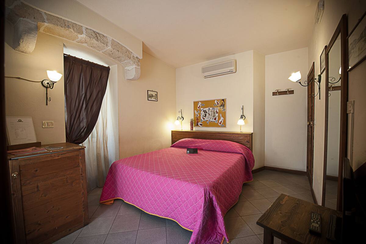 Habitación con 1 cama matrimonial o 2 individuales | Minibar, wifi gratis y ropa de cama 