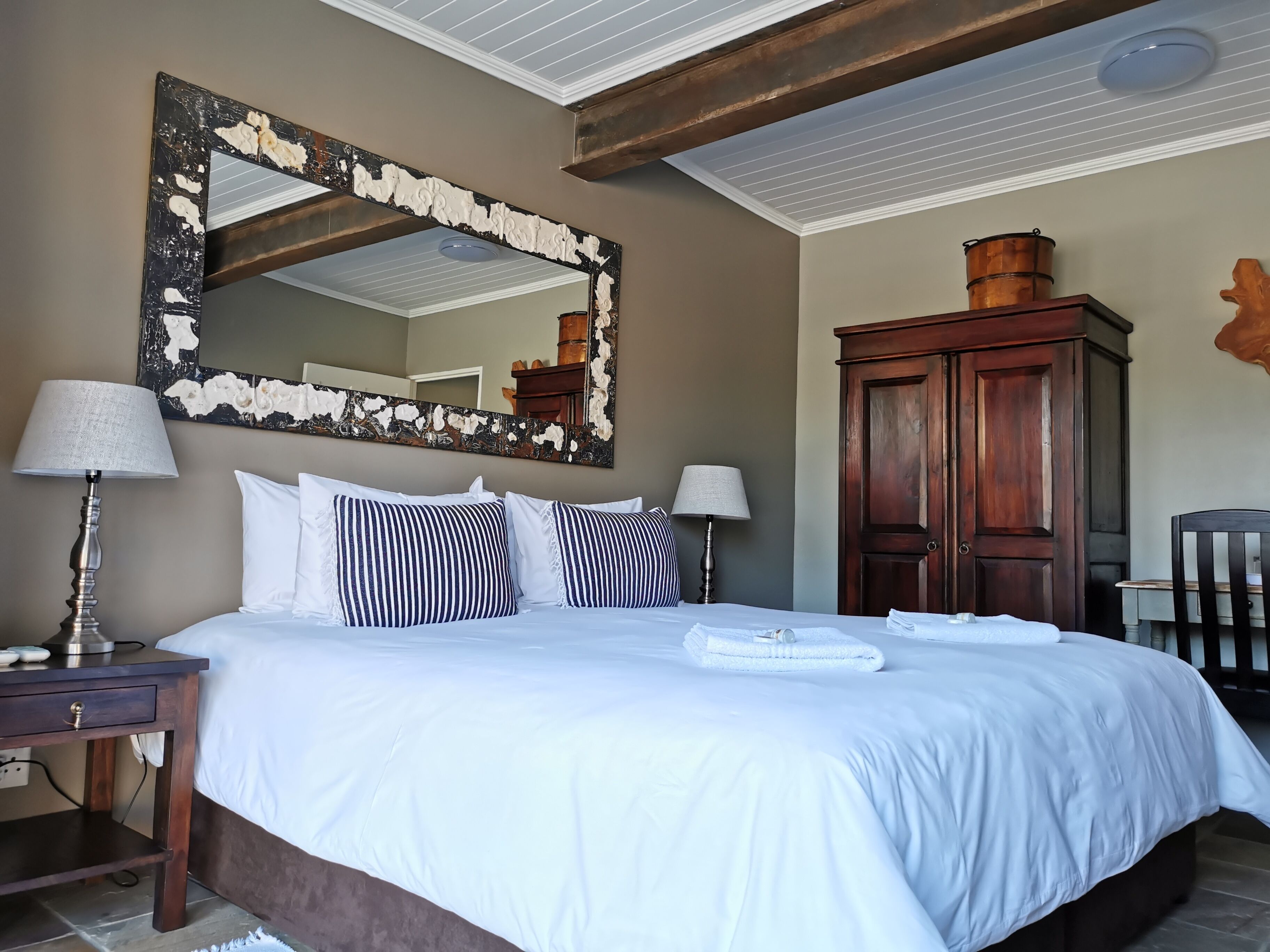 Cortinas blackout, tabla de planchar con plancha y wifi gratis 