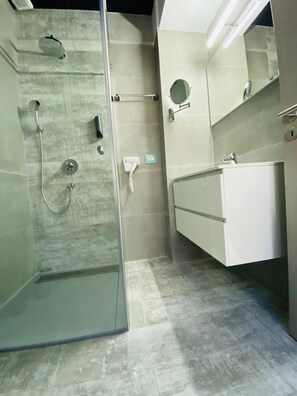 Shower, rainfall showerhead, eco-friendly toiletries, hair dryer - Hotel Marea Neagra (Constanta)