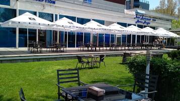 تناول الطعام بالخارج