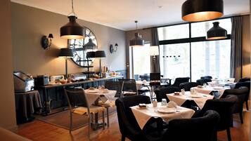 Petit déjeuner buffet (17 EUR par personne)