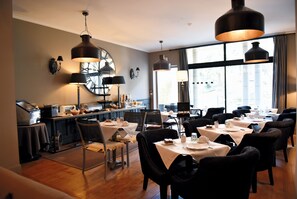 Daily buffet breakfast (EUR 17 per person) - Hotel Particulier - La Chamoiserie (Niort)