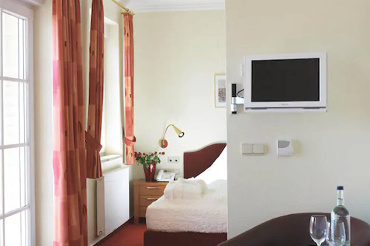 junior room, 1 double bed, beach view | living area | tv