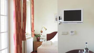 Junior-Zimmer, 1 Doppelbett, Strandblick | Wohnbereich | Fernseher