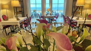 Frühstück und Abendessen, Blick aufs Meer