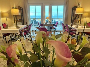 Breakfast and dinner served, ocean views 