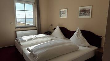 Junior-Zimmer, 1 Doppelbett, Strandblick | Allergikerbettwaren, Minibar, Zimmersafe, Schreibtisch