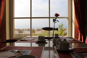 Breakfast and dinner served - Strandhotel Gromitz (Groemitz)