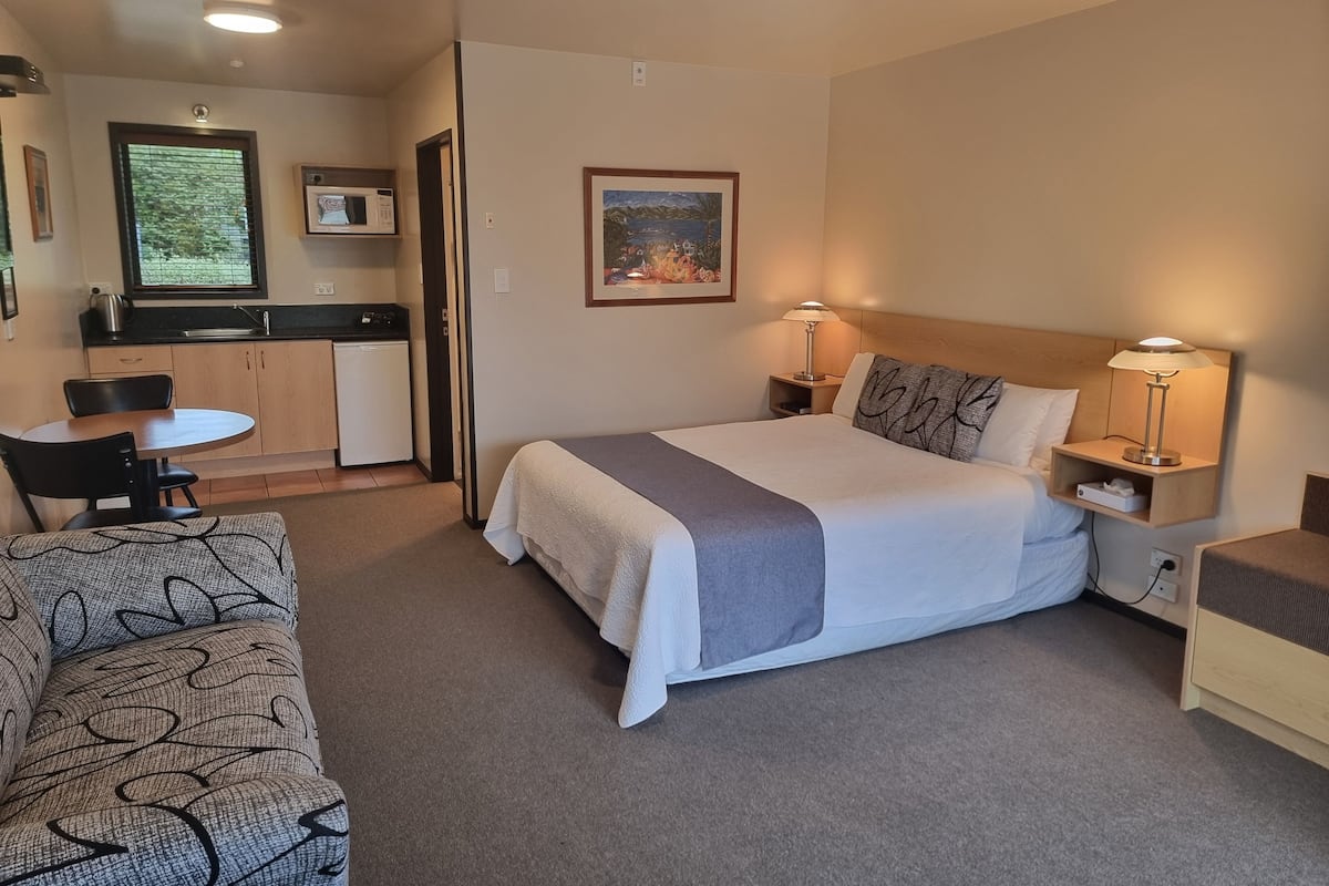 Standard Studio with Queen Bed | Premium bedding, Select Comfort beds, in-room safe, blackout drapes