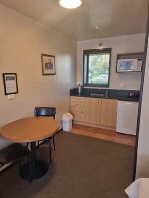 Standard Studio with Queen Bed | Private kitchen | Fridge, microwave, coffee/tea maker, cookware/dishes/utensils - Broadway Motel (Picton)