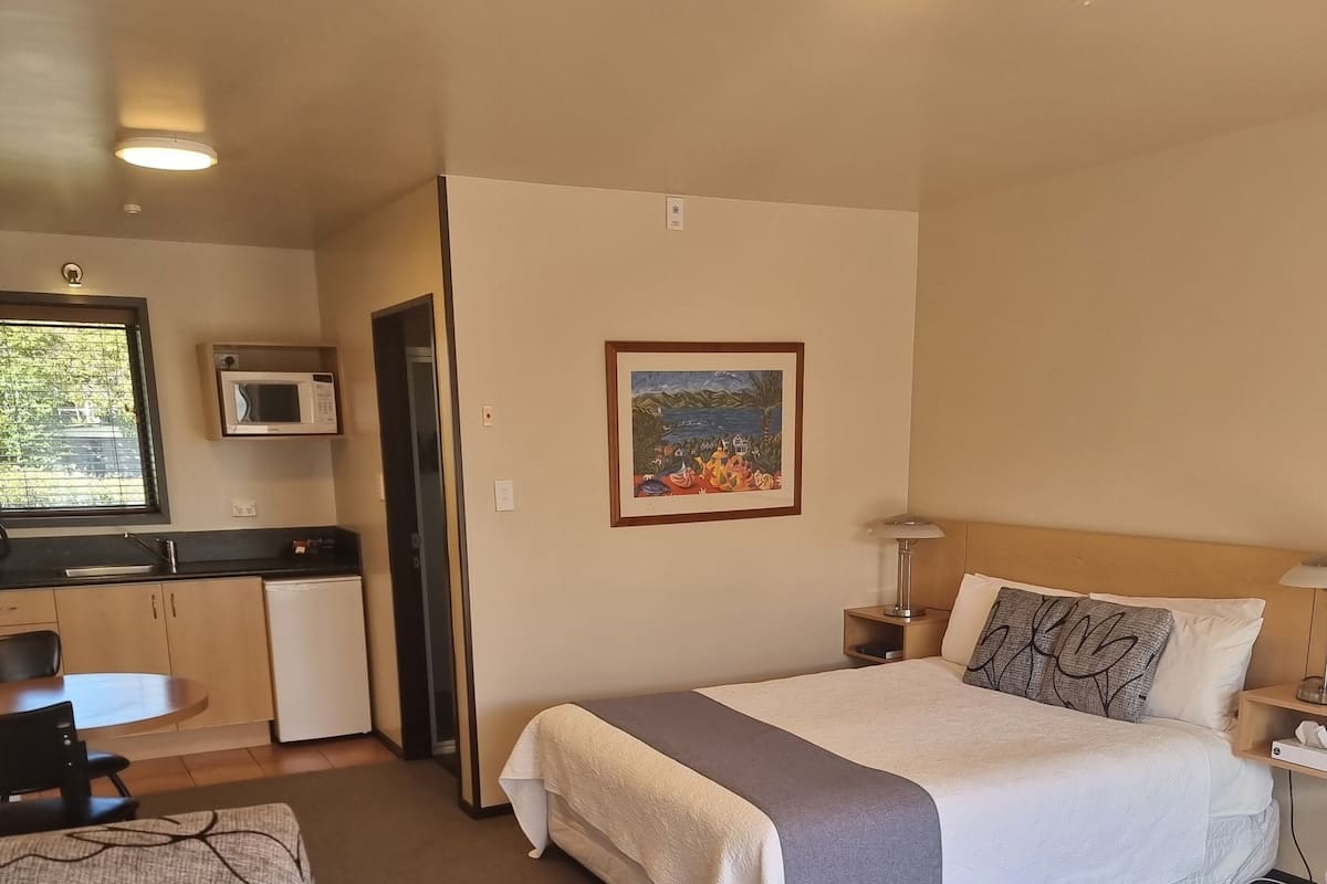 Standard Studio with Queen Bed | Premium bedding, Select Comfort beds, in-room safe, blackout curtains