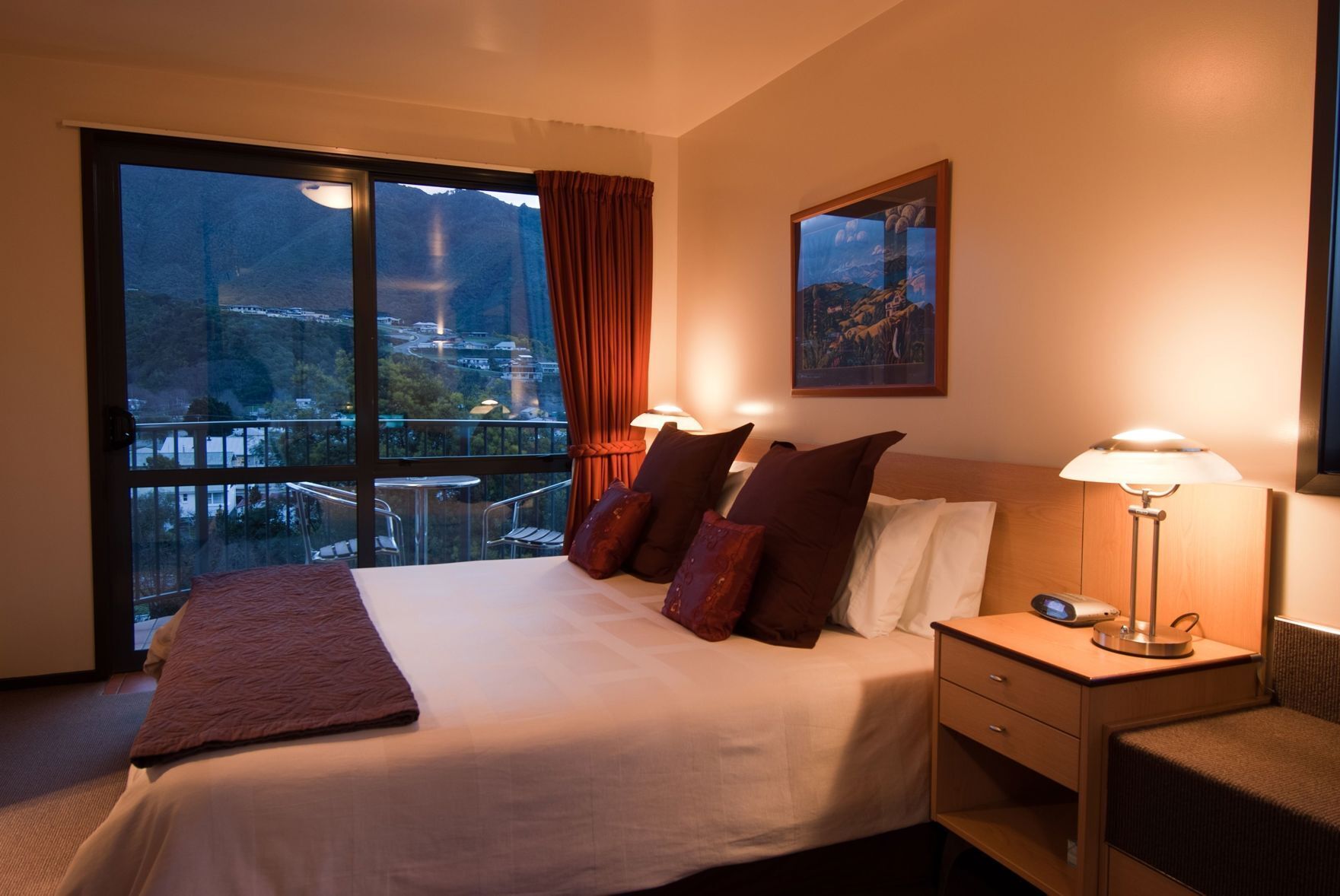 أغطية فراش متميزة وأسرّة سليكت كومفورت وخزنة داخل الغرفة وستائر تعتيم