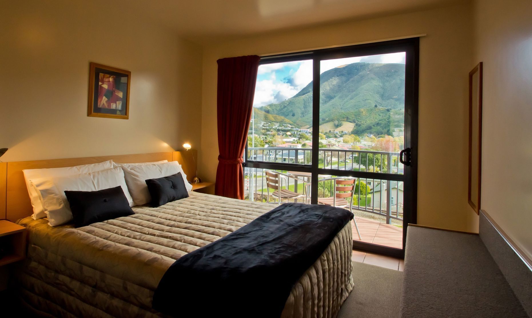 أغطية فراش متميزة وأسرّة سليكت كومفورت وخزنة داخل الغرفة وستائر تعتيم