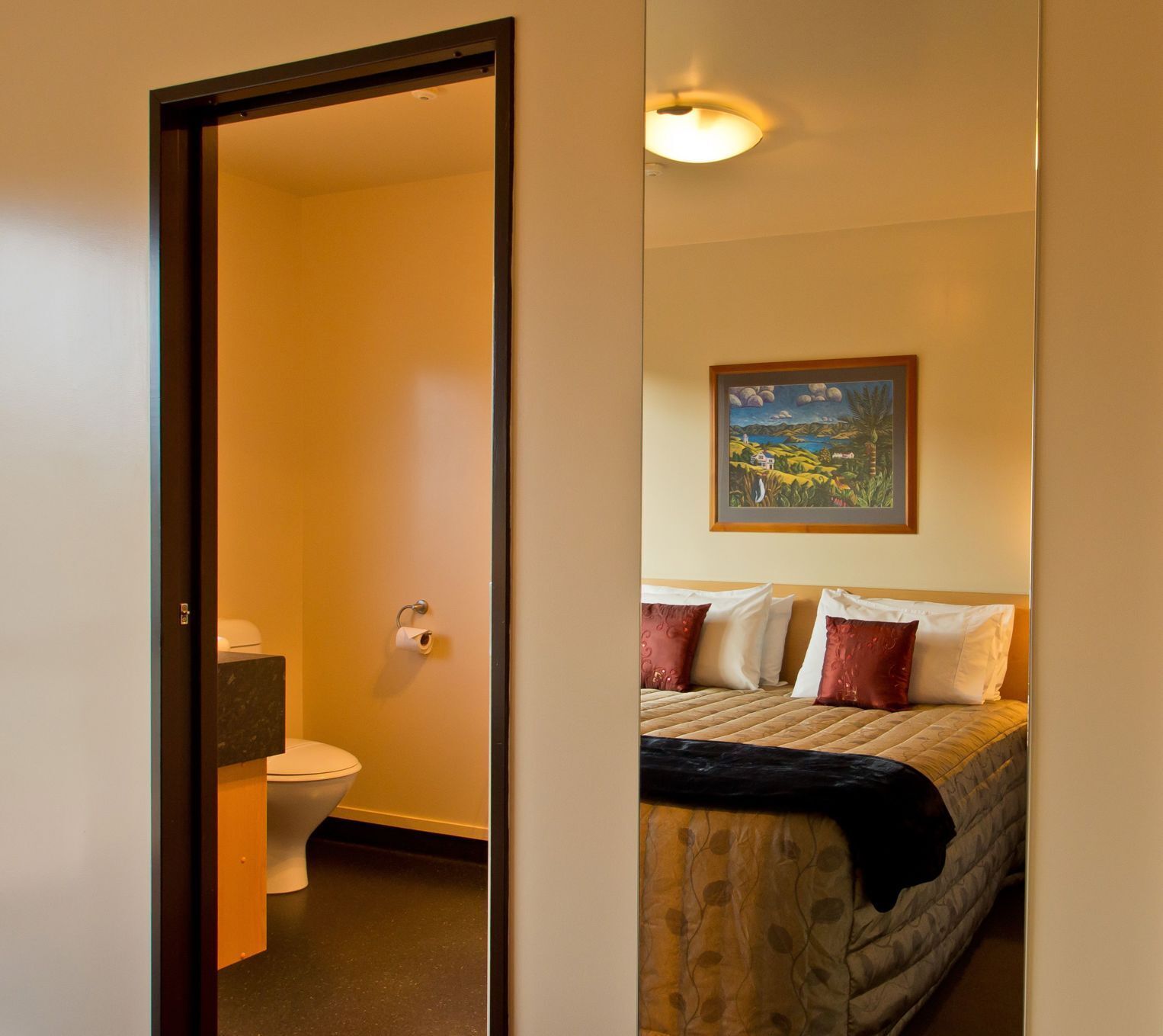 أغطية فراش متميزة وأسرّة سليكت كومفورت وخزنة داخل الغرفة وستائر تعتيم