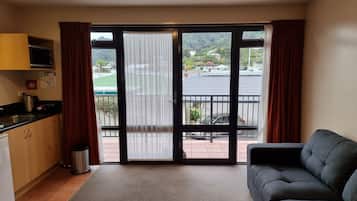 Executive Room Two Bedroom Spa | 起居區 | 32-吋 LCD 液晶電視、衛星頻道、電視
