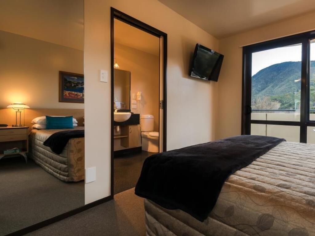 أغطية فراش متميزة وأسرّة سليكت كومفورت وخزنة داخل الغرفة وستائر تعتيم