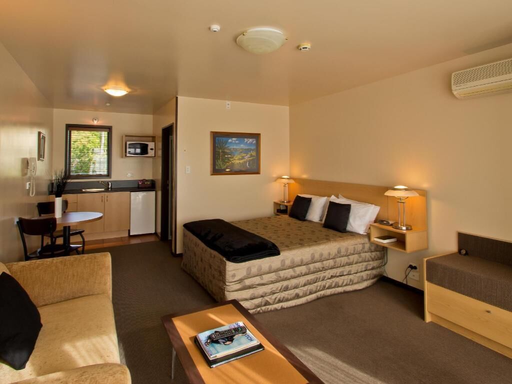 أغطية فراش متميزة وأسرّة سليكت كومفورت وخزنة داخل الغرفة وستائر تعتيم