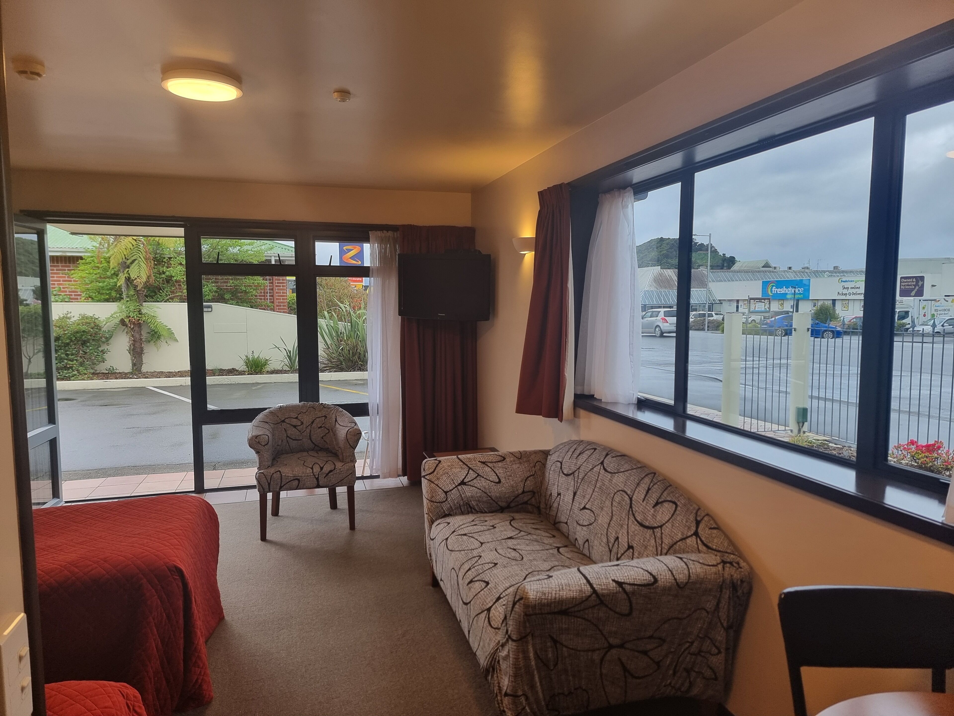 Standard ettroms leilighet med to enkeltsenger | Sengetøy av topp kvalitet og senger med Select Comfort-madrass