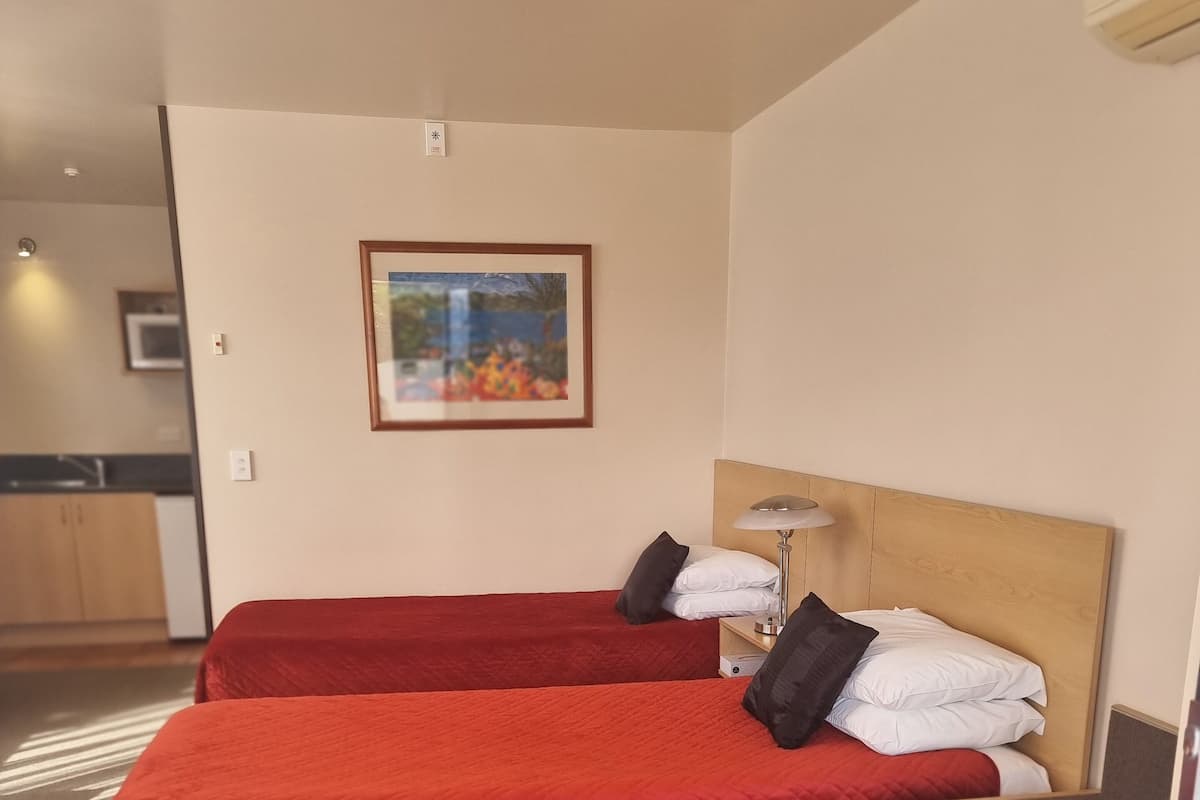 Standard Twin Studio | Premium bedding, Select Comfort beds, in-room safe, blackout curtains