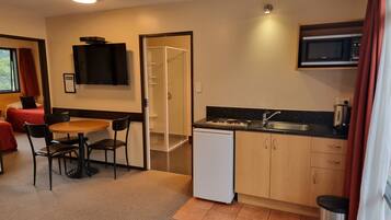 Camera Executive Two Bedroom Spa | Cucina privata | Frigorifero, microonde, macchina per tè/caffè