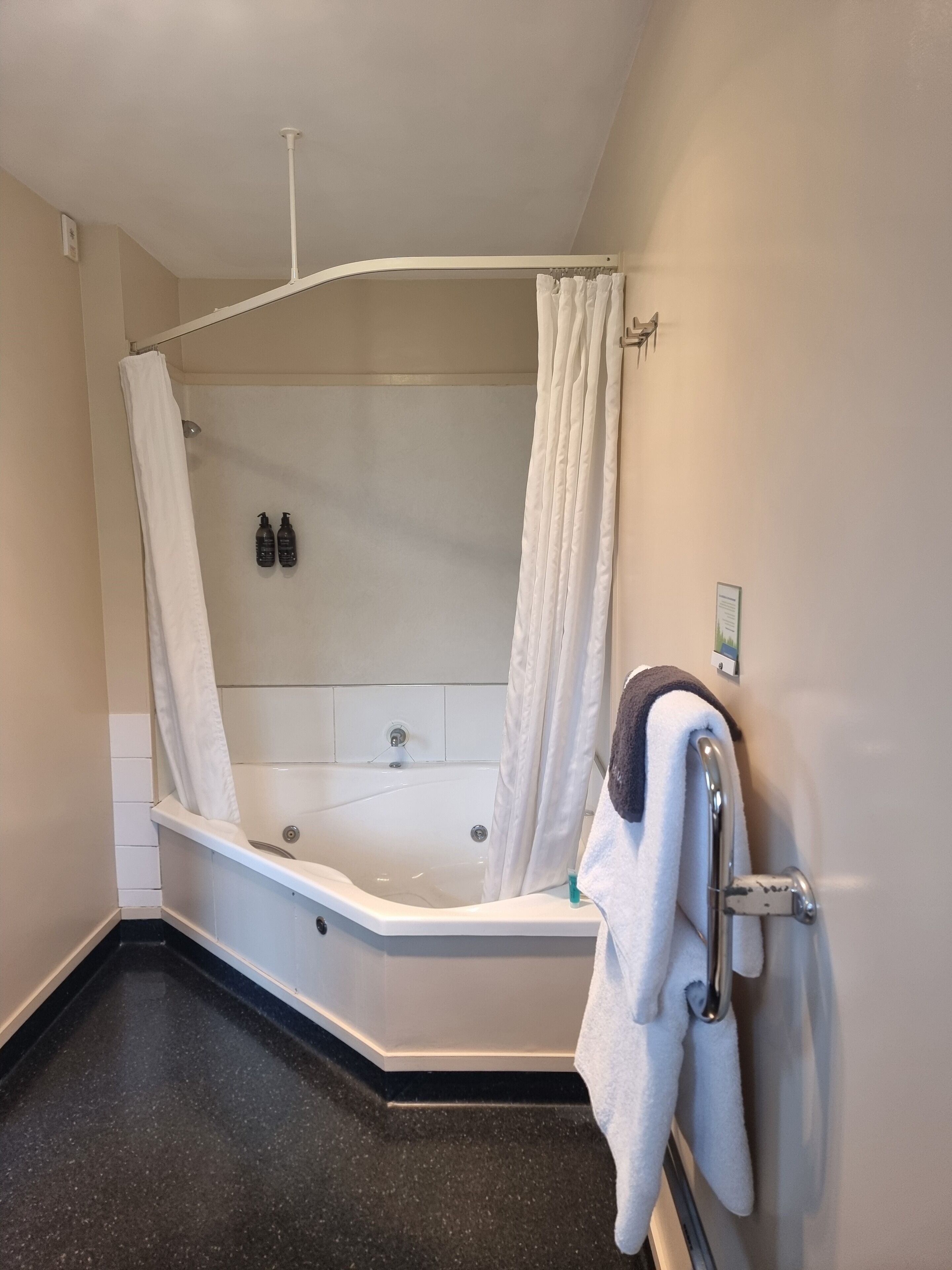 Ducha, artículos de tocador gratuitos, secador de pelo, toallas