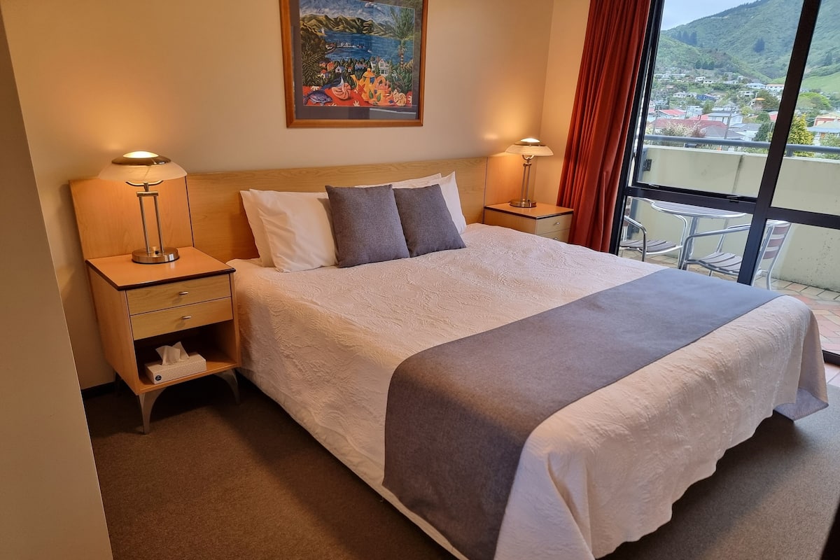 Executive Studio with King Bed | Premium bedding, Select Comfort beds, in-room safe, blackout drapes
