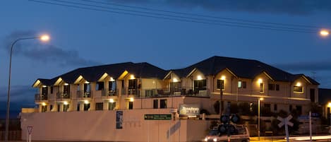 施設の正面 (日没後)