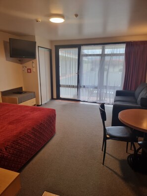 One Bedroom Family Room | 客廳 | 32 吋LCD 電視連衛星電視頻道、電視
