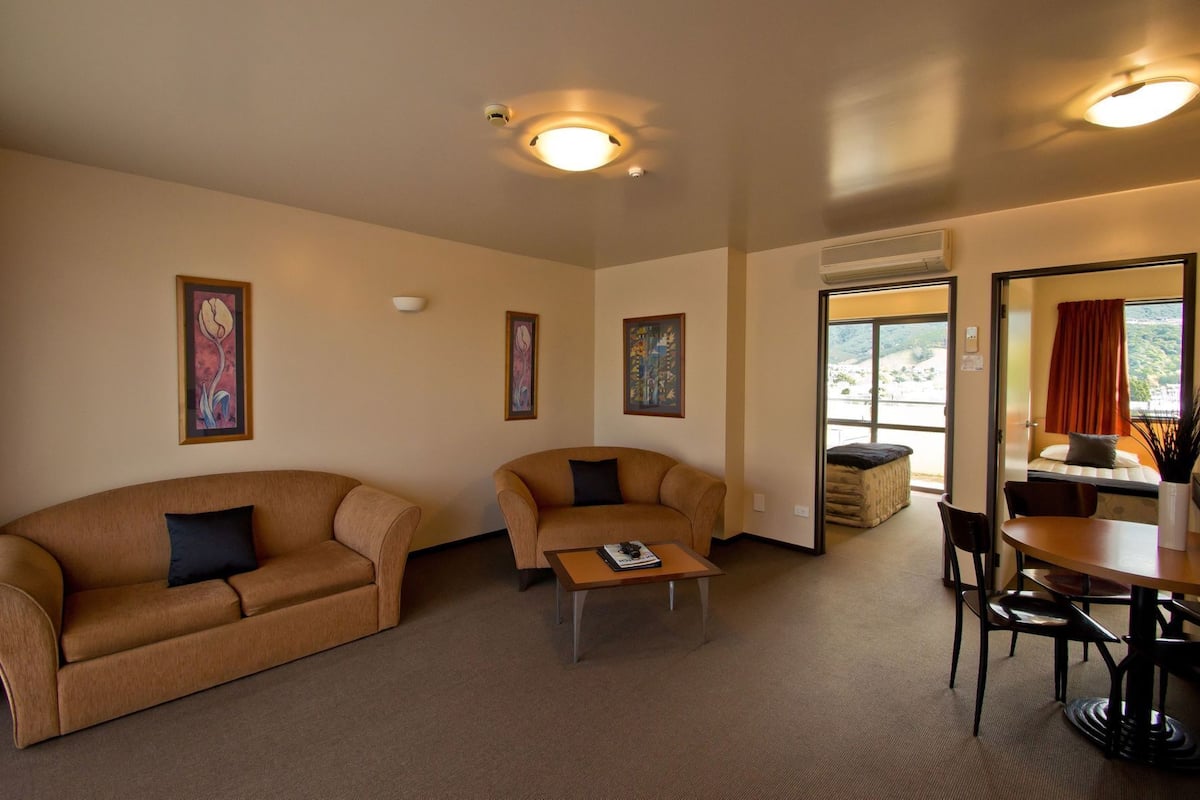 Aire de séjour | Téléviseur ACL de 32 po avec télévision par satellite, téléviseur