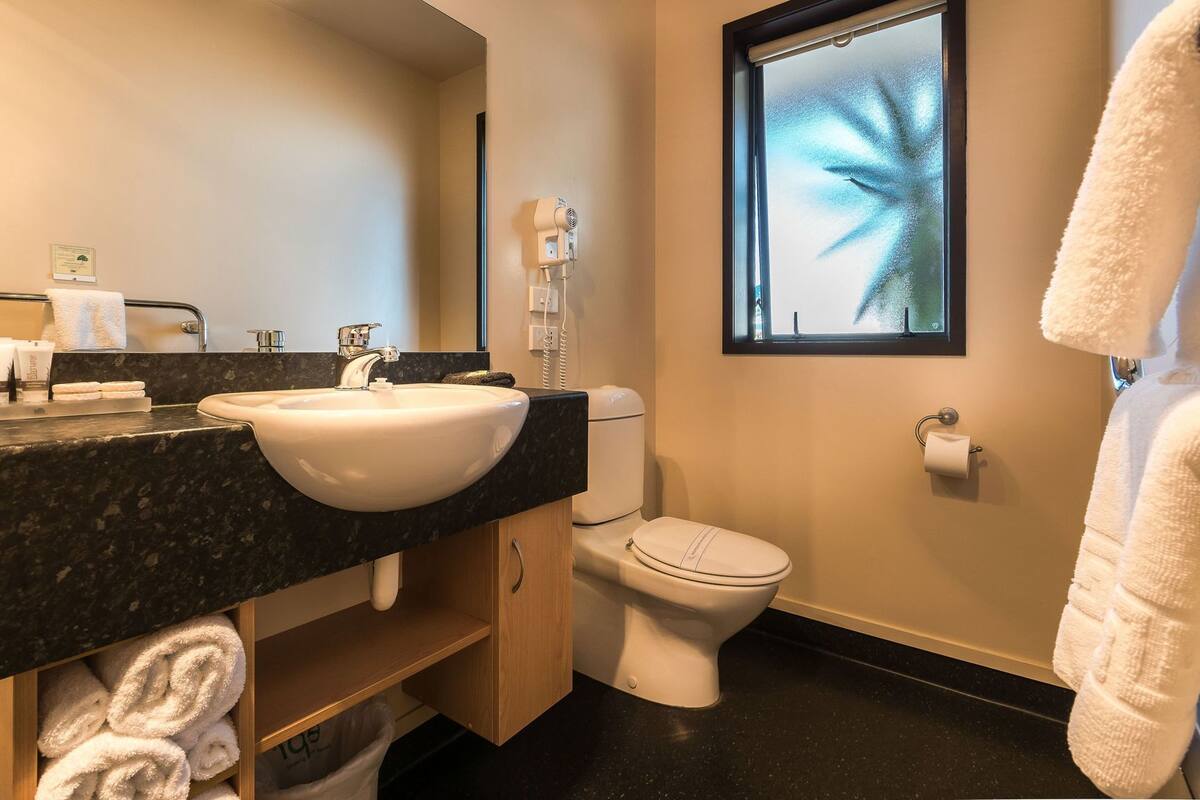 Salle de bain | Douche, articles de toilette (gratuits), séchoir à cheveux