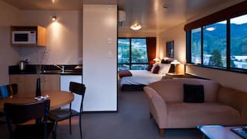 工作室 行政 Spa | 起居区 | 32-英寸液晶电视 (配备卫星频道)、电视