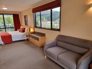Premium bedding, Select Comfort beds, in-room safe, blackout drapes - Broadway Motel (Picton)