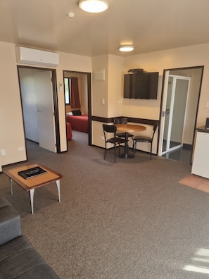 Executive Room Two Bedroom | Living area | 32-inch LCD TV with satellite channels, TV - Broadway Motel (Picton)