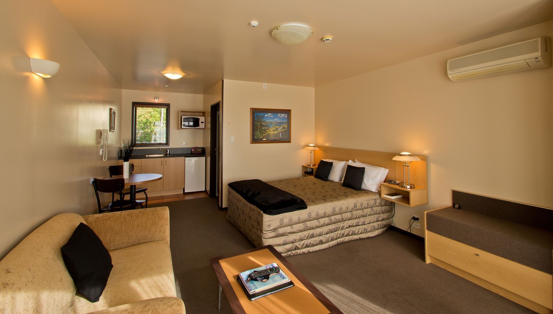 أغطية فراش متميزة وأسرّة سليكت كومفورت وخزنة داخل الغرفة وستائر تعتيم