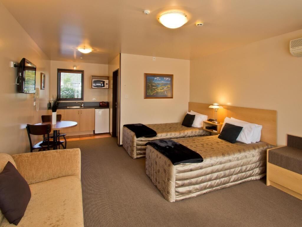 أغطية فراش متميزة وأسرّة سليكت كومفورت وخزنة داخل الغرفة وستائر تعتيم