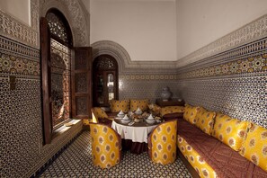 Breakfast, lunch, dinner served; Moroccan cuisine, garden views  - Ryad Alya (Fes)
